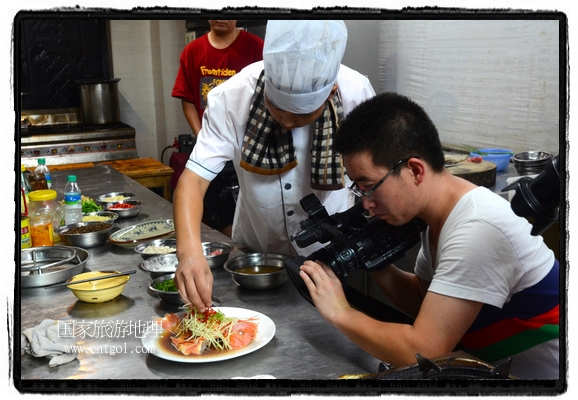 此次攝制組通過拍攝婺源代表名菜糊豆腐、粉蒸肉、荷包紅魚、賽鵝頸及地方小吃清明果、灰汁果、糯米子糕等來詮釋婺源美食經(jīng)典，展示婺源食文化，打造獨(dú)屬婺源的美食符號。