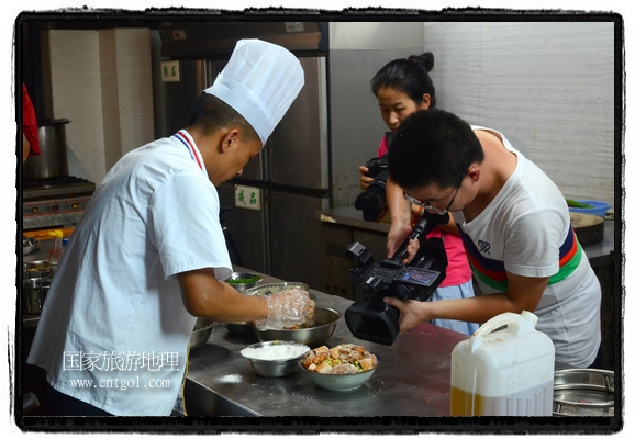 此次攝制組通過拍攝婺源代表名菜糊豆腐、粉蒸肉、荷包紅魚、賽鵝頸及地方小吃清明果、灰汁果、糯米子糕等來詮釋婺源美食經(jīng)典，展示婺源食文化，打造獨(dú)屬婺源的美食符號。