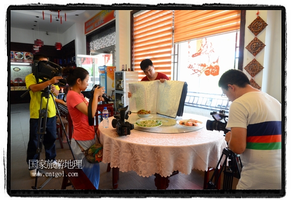 此次攝制組通過拍攝婺源代表名菜糊豆腐、粉蒸肉、荷包紅魚、賽鵝頸及地方小吃清明果、灰汁果、糯米子糕等來詮釋婺源美食經(jīng)典，展示婺源食文化，打造獨(dú)屬婺源的美食符號。