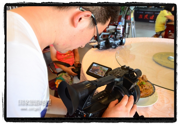 此次攝制組通過拍攝婺源代表名菜糊豆腐、粉蒸肉、荷包紅魚、賽鵝頸及地方小吃清明果、灰汁果、糯米子糕等來詮釋婺源美食經(jīng)典，展示婺源食文化，打造獨(dú)屬婺源的美食符號。