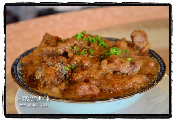 此次攝制組通過拍攝婺源代表名菜糊豆腐、粉蒸肉、荷包紅魚、賽鵝頸及地方小吃清明果、灰汁果、糯米子糕等來詮釋婺源美食經(jīng)典，展示婺源食文化，打造獨(dú)屬婺源的美食符號。