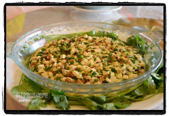 此次攝制組通過拍攝婺源代表名菜糊豆腐、粉蒸肉、荷包紅魚、賽鵝頸及地方小吃清明果、灰汁果、糯米子糕等來詮釋婺源美食經(jīng)典，展示婺源食文化，打造獨(dú)屬婺源的美食符號。