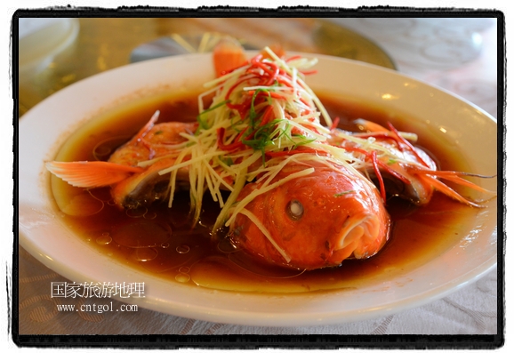 此次攝制組通過拍攝婺源代表名菜糊豆腐、粉蒸肉、荷包紅魚、賽鵝頸及地方小吃清明果、灰汁果、糯米子糕等來詮釋婺源美食經(jīng)典，展示婺源食文化，打造獨(dú)屬婺源的美食符號。