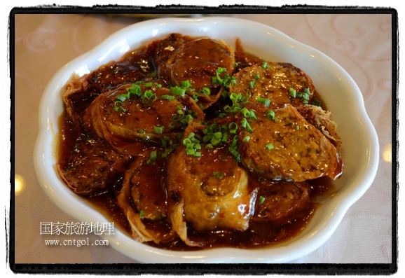 此次攝制組通過拍攝婺源代表名菜糊豆腐、粉蒸肉、荷包紅魚、賽鵝頸及地方小吃清明果、灰汁果、糯米子糕等來詮釋婺源美食經(jīng)典，展示婺源食文化，打造獨(dú)屬婺源的美食符號。