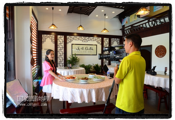 此次攝制組通過拍攝婺源代表名菜糊豆腐、粉蒸肉、荷包紅魚、賽鵝頸及地方小吃清明果、灰汁果、糯米子糕等來詮釋婺源美食經(jīng)典，展示婺源食文化，打造獨(dú)屬婺源的美食符號。