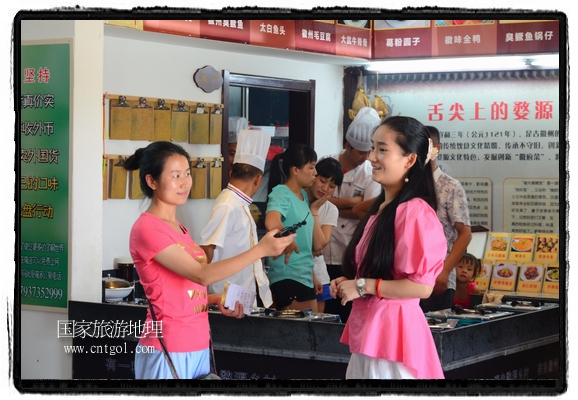 此次攝制組通過拍攝婺源代表名菜糊豆腐、粉蒸肉、荷包紅魚、賽鵝頸及地方小吃清明果、灰汁果、糯米子糕等來詮釋婺源美食經(jīng)典，展示婺源食文化，打造獨(dú)屬婺源的美食符號。