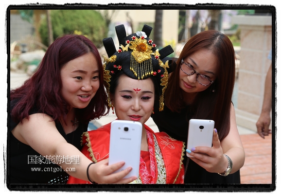 6月19日，端午節(jié)的前一天，甘肅平?jīng)鍪嗅轻紖^(qū)南山公園澳廈麗灣小區(qū)“邀請(qǐng)”唐朝被譽(yù)為四大美女之一的“楊貴妃”前來(lái)與市民見(jiàn)面，共度“端午佳節(jié)”。期間，“貴妃娘娘”由一名解說(shuō)人員做向?qū)?，與小區(qū)居民一同游玩、賞景、互敬酒水、合影留念，并現(xiàn)場(chǎng)贈(zèng)送大人小孩粽子、香包和糖果。