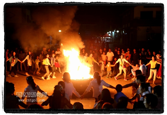 甘肅平?jīng)鍪嗅轻脊沛?zhèn)舉辦了篝火晚會，1000余名市民參與其中，大家載歌載舞，在歡快熱鬧的氣氛中為每一位父親送祝福。父親節(jié)（Father's Day），顧名思義是感恩父親的節(jié)日。約始于二十世紀初，起源于美國，現(xiàn)已廣泛流傳于世界各地，節(jié)日日期因地域而存在差異。