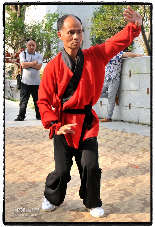 6月20日，小朋友們和中國(guó)武術(shù)愛(ài)好者們?cè)诮魇℃脑纯h熹園景區(qū)表演中國(guó)傳統(tǒng)的中國(guó)武術(shù)功夫，吸引許多游人前來(lái)駐足觀看。當(dāng)日是中國(guó)傳統(tǒng)的端午節(jié)，江西省婺源縣的中國(guó)武術(shù)愛(ài)好者們通過(guò)表演中國(guó)武術(shù)功夫，打太極，表演了少林棍、硬氣功、自選拳等少林寺功夫，讓孩子們從小學(xué)習(xí)中國(guó)武術(shù)，傳承中國(guó)武德，感受先人過(guò)端午的氛圍。