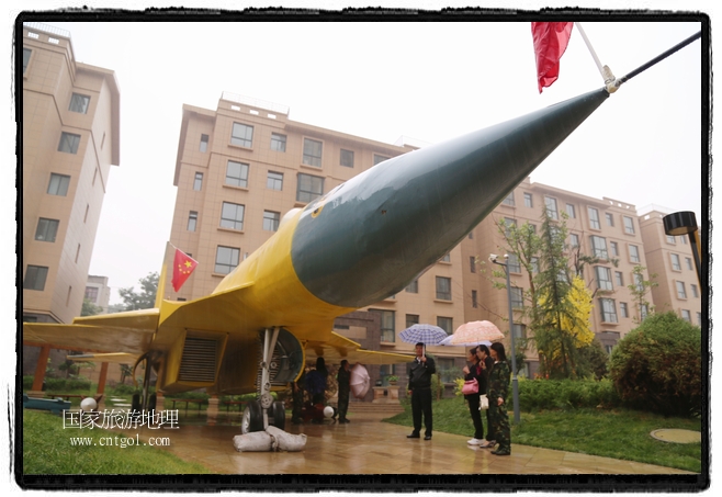 小區(qū)突然出現(xiàn)“飛機(jī)坦克”，其中殲15艦載戰(zhàn)斗機(jī)一架、99式主戰(zhàn)坦克一輛、武直-10武裝直升機(jī)一架，吸引了眾多市民雨中圍觀、合影。