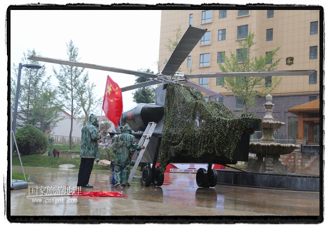 小區(qū)突然出現(xiàn)“飛機(jī)坦克”，其中殲15艦載戰(zhàn)斗機(jī)一架、99式主戰(zhàn)坦克一輛、武直-10武裝直升機(jī)一架，吸引了眾多市民雨中圍觀、合影。