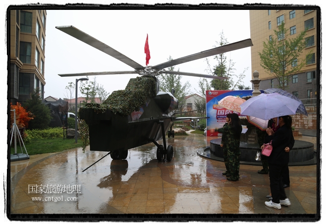 小區(qū)突然出現(xiàn)“飛機(jī)坦克”，其中殲15艦載戰(zhàn)斗機(jī)一架、99式主戰(zhàn)坦克一輛、武直-10武裝直升機(jī)一架，吸引了眾多市民雨中圍觀、合影。