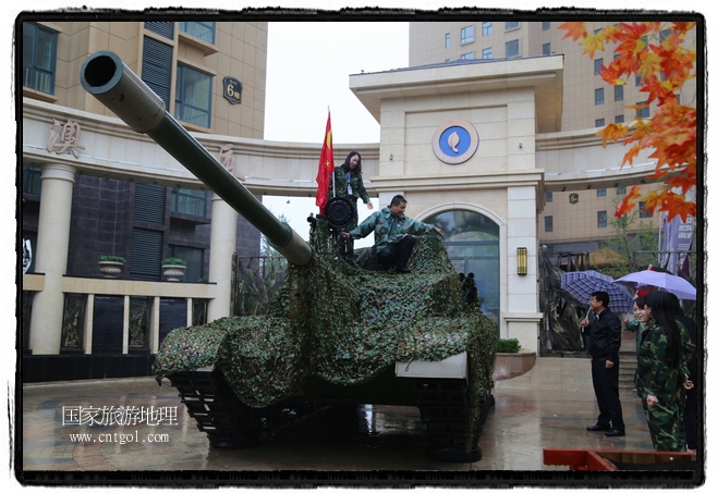 小區(qū)突然出現(xiàn)“飛機(jī)坦克”，其中殲15艦載戰(zhàn)斗機(jī)一架、99式主戰(zhàn)坦克一輛、武直-10武裝直升機(jī)一架，吸引了眾多市民雨中圍觀、合影。