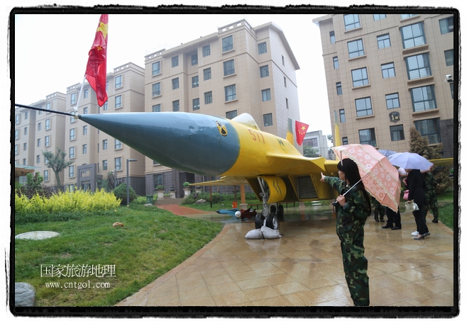 小區(qū)突然出現(xiàn)“飛機(jī)坦克”，其中殲15艦載戰(zhàn)斗機(jī)一架、99式主戰(zhàn)坦克一輛、武直-10武裝直升機(jī)一架，吸引了眾多市民雨中圍觀、合影。