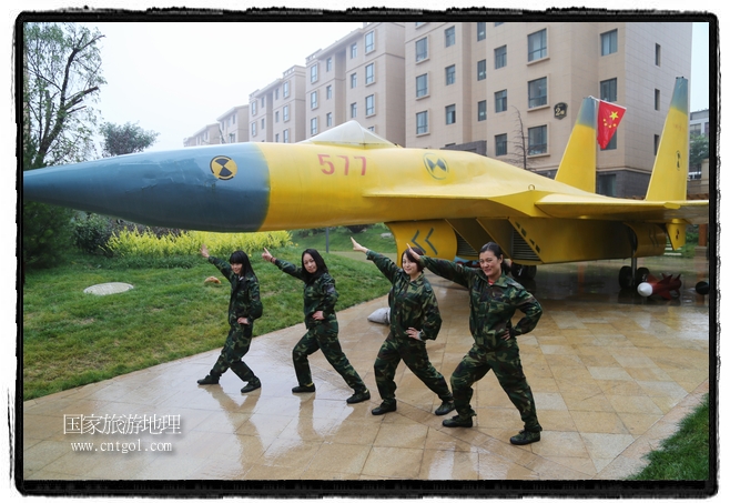 小區(qū)突然出現(xiàn)“飛機(jī)坦克”，其中殲15艦載戰(zhàn)斗機(jī)一架、99式主戰(zhàn)坦克一輛、武直-10武裝直升機(jī)一架，吸引了眾多市民雨中圍觀、合影。