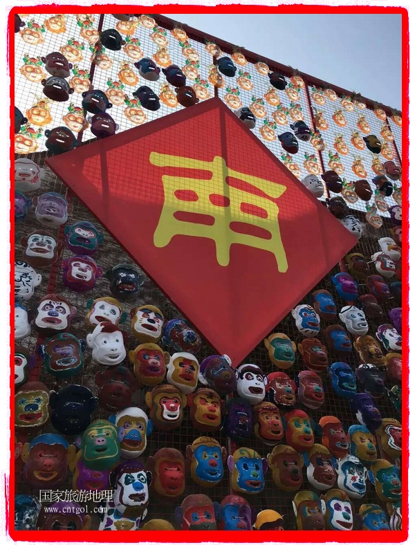 中國規(guī)模最大的猴面具彩繪在南潯古鎮(zhèn)展示。猴子真是今年最紅的動(dòng)物。 