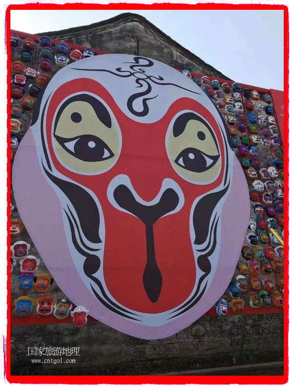 中國規(guī)模最大的猴面具彩繪在南潯古鎮(zhèn)展示。猴子真是今年最紅的動(dòng)物。 