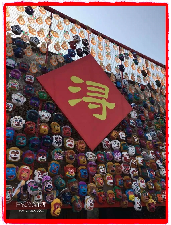 中國規(guī)模最大的猴面具彩繪在南潯古鎮(zhèn)展示。猴子真是今年最紅的動(dòng)物。 