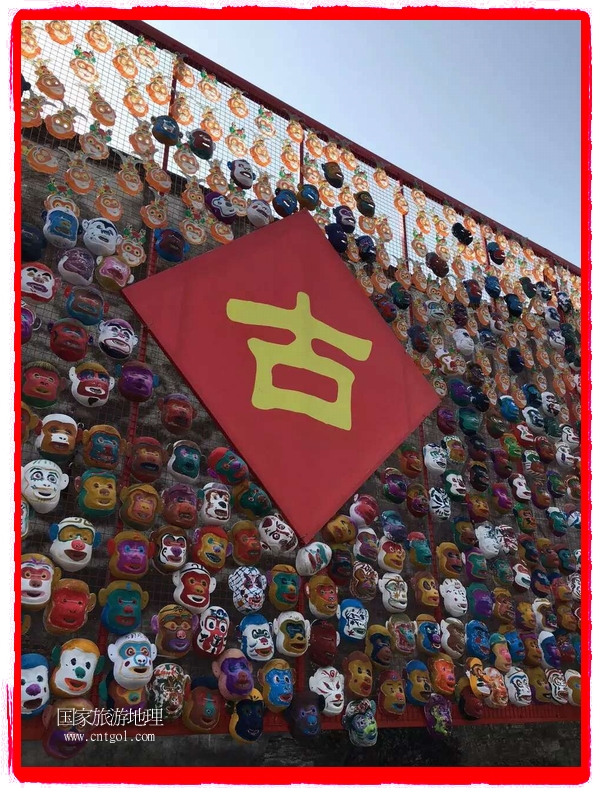 中國規(guī)模最大的猴面具彩繪在南潯古鎮(zhèn)展示。猴子真是今年最紅的動(dòng)物。 