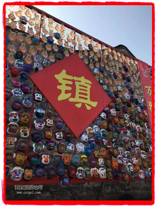 中國規(guī)模最大的猴面具彩繪在南潯古鎮(zhèn)展示。猴子真是今年最紅的動(dòng)物。 