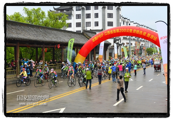 來自江西、安徽、浙江、福建等省市近千名選手參加了比賽，婺源賽道沿途的秀美風(fēng)光和徽派古村落，給參賽選手留下美好的印象。