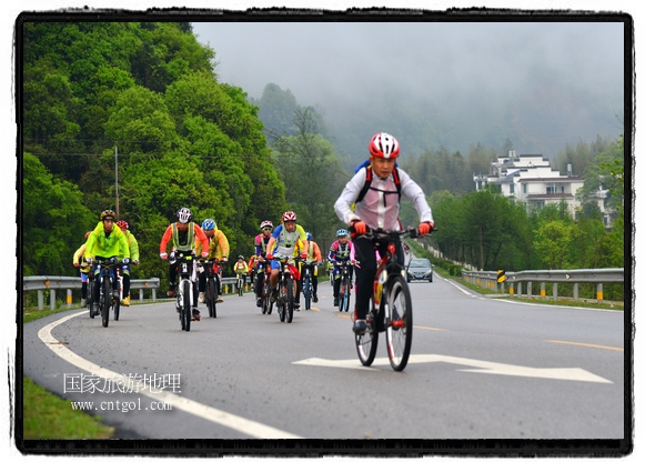 來自江西、安徽、浙江、福建等省市近千名選手參加了比賽，婺源賽道沿途的秀美風(fēng)光和徽派古村落，給參賽選手留下美好的印象。