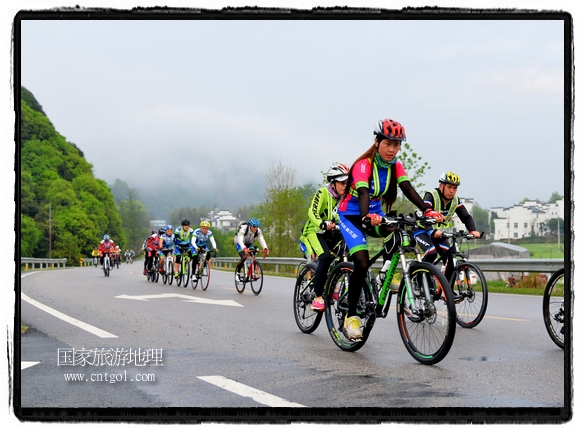 來自江西、安徽、浙江、福建等省市近千名選手參加了比賽，婺源賽道沿途的秀美風(fēng)光和徽派古村落，給參賽選手留下美好的印象。