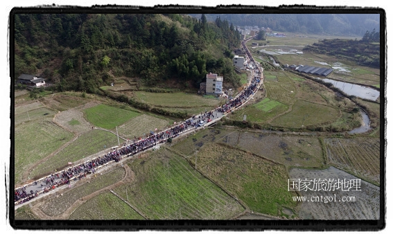 1700桌合攏宴，總長3.7公里，10380人同桌就餐，創(chuàng)歷史之最